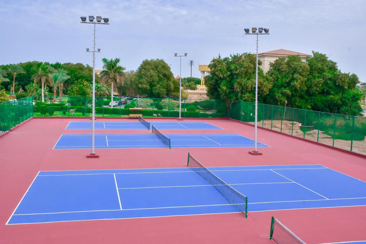 ジャズ アクアマリン リゾート フルガダ エクステリア 写真 Tennis courts at the resort